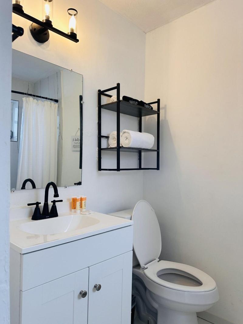 Coastal Guesthouse Wilton Manors image