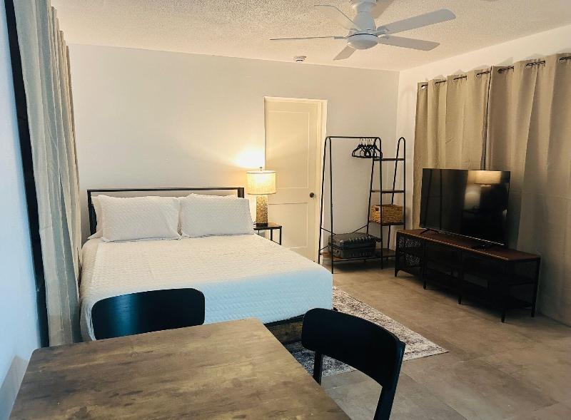 Coastal Guesthouse Wilton Manors image