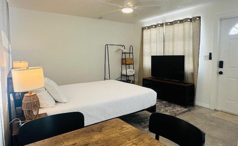 Coastal Guesthouse Wilton Manors image