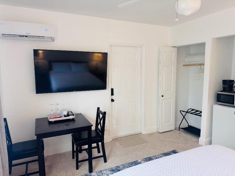 Coastal Guesthouse Wilton Manors image