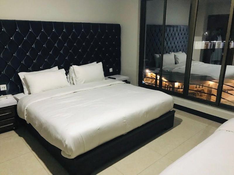 Hotel Emerald Crown image