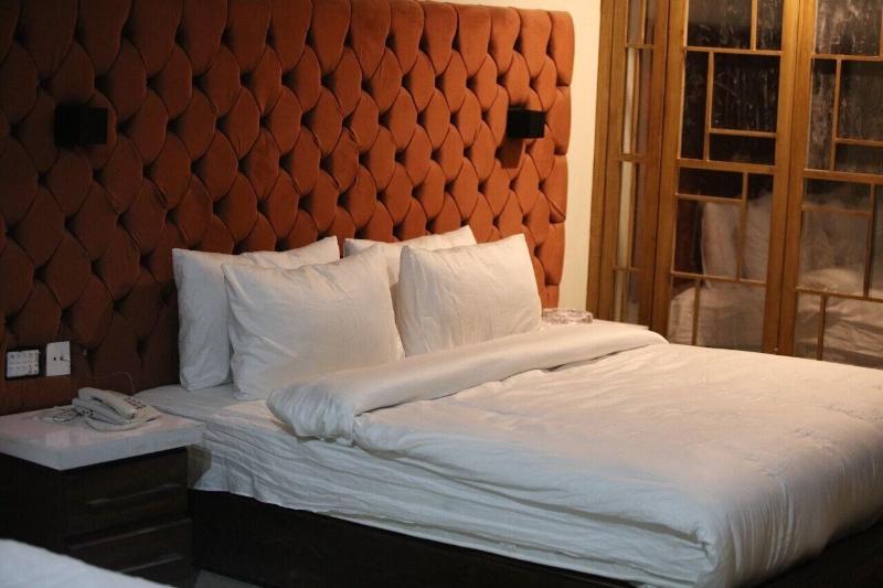 Hotel Emerald Crown image