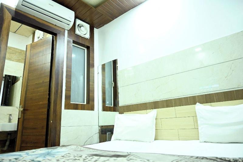 Hotel Crystal image