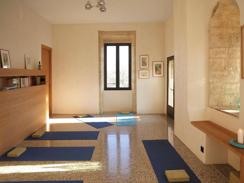 Prieura Saint Nicolas Les Maisons image