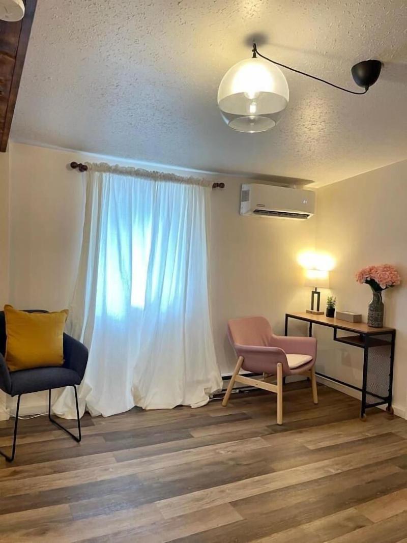 Jaune Ha Tel Boutique image