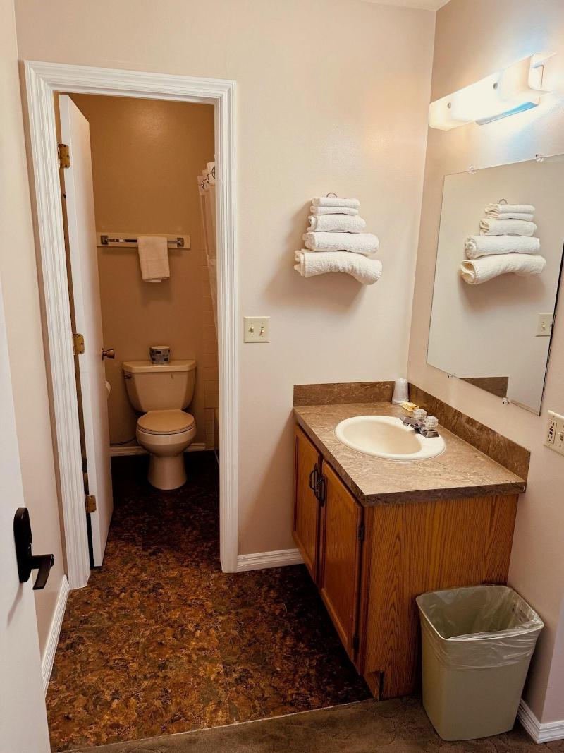 Ho Hum Motel image