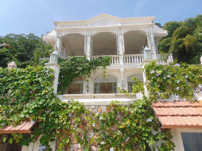 Villa Caprichosa — exterior view