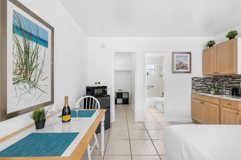 Sunset Inn Hallandale Beach image