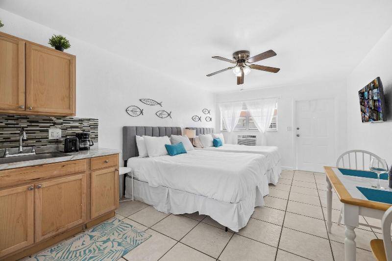 Sunset Inn Hallandale Beach image