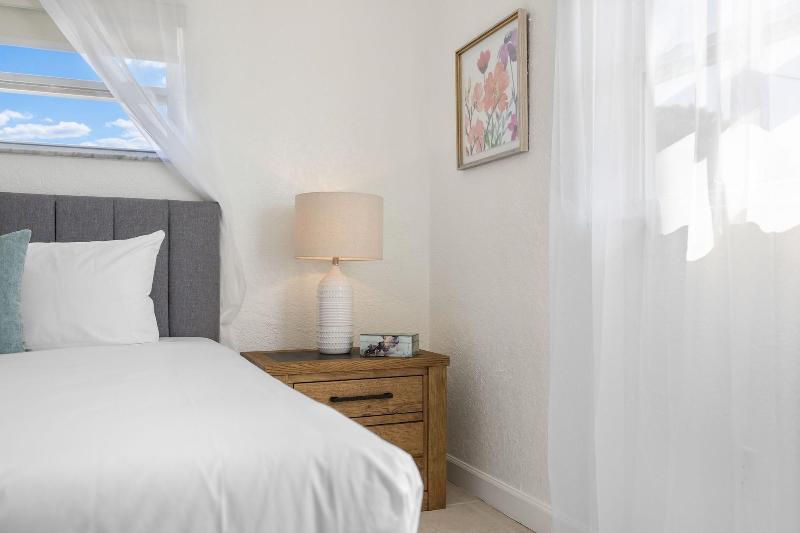 Sunset Inn Hallandale Beach image