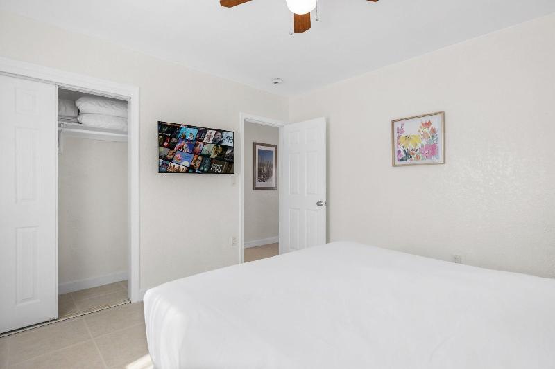 Sunset Inn Hallandale Beach image