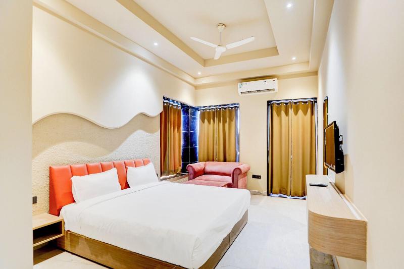 Hotel Royal City image