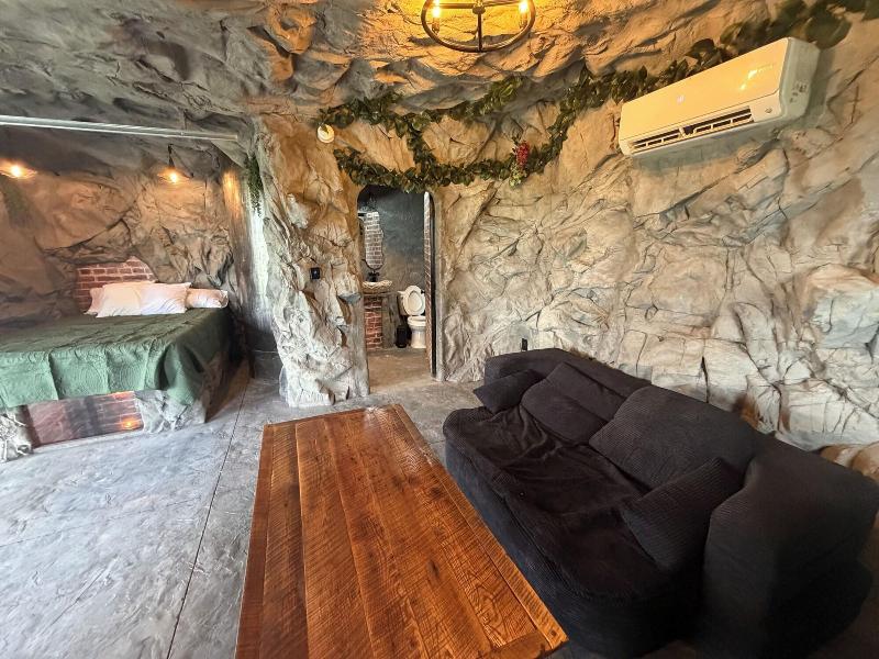 CAVE QUEEN SIZE BED