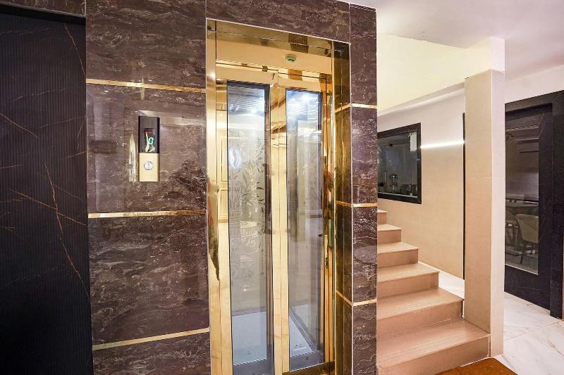Fabhotel Well Back image