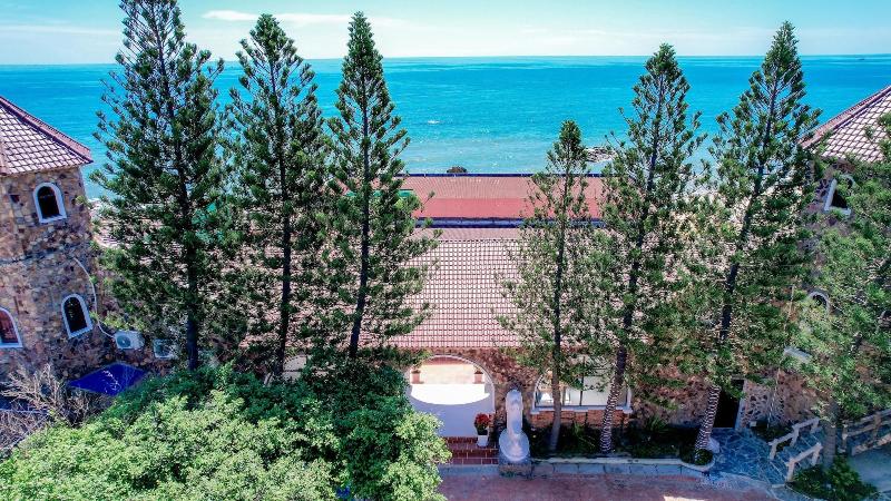 Adora Bay Ke Ga Beach Resort — exterior view