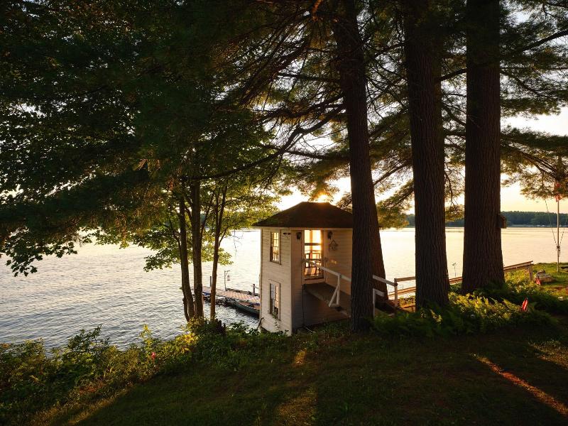 Wolf Cove Inn