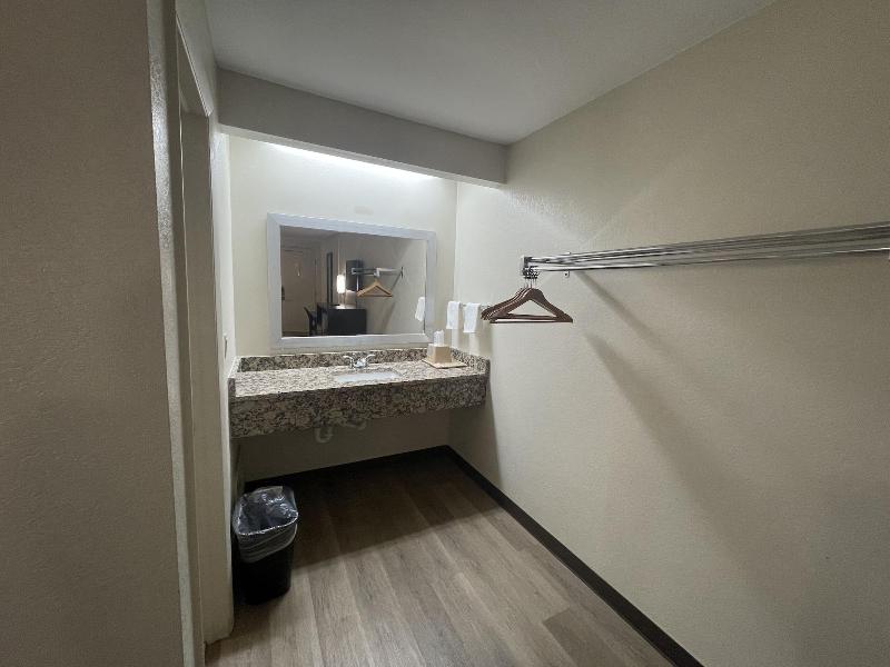 Royal Inn Motel image