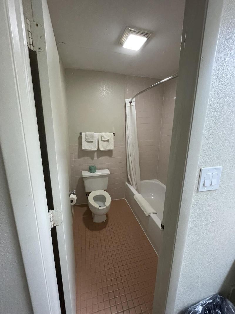 Royal Inn Motel image