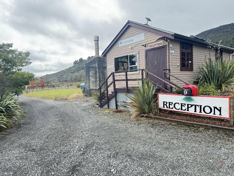 The Crossing Lodge And Backpackers