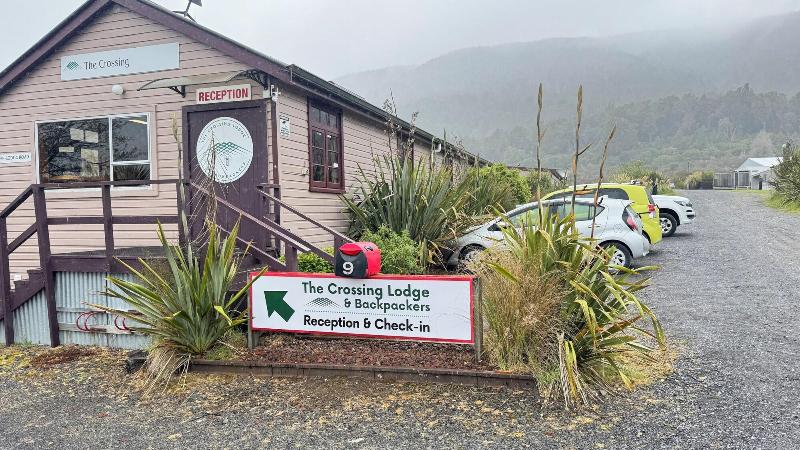The Crossing Lodge And Backpackers