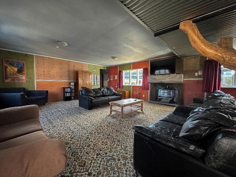 The Crossing Lodge And Backpackers