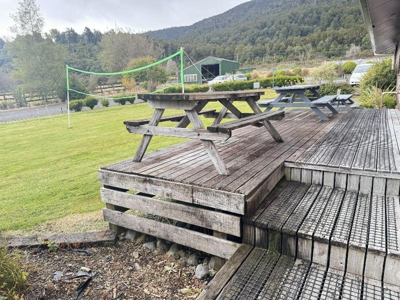 The Crossing Lodge And Backpackers