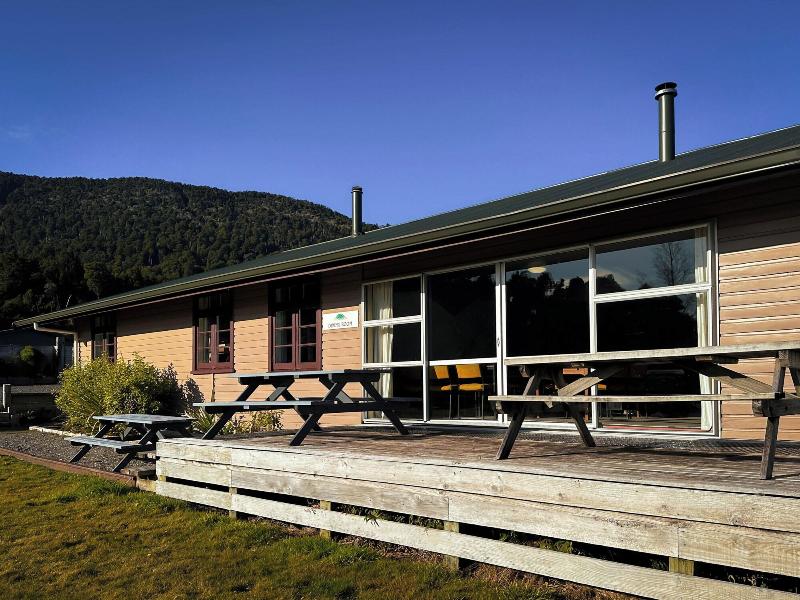 The Crossing Lodge And Backpackers