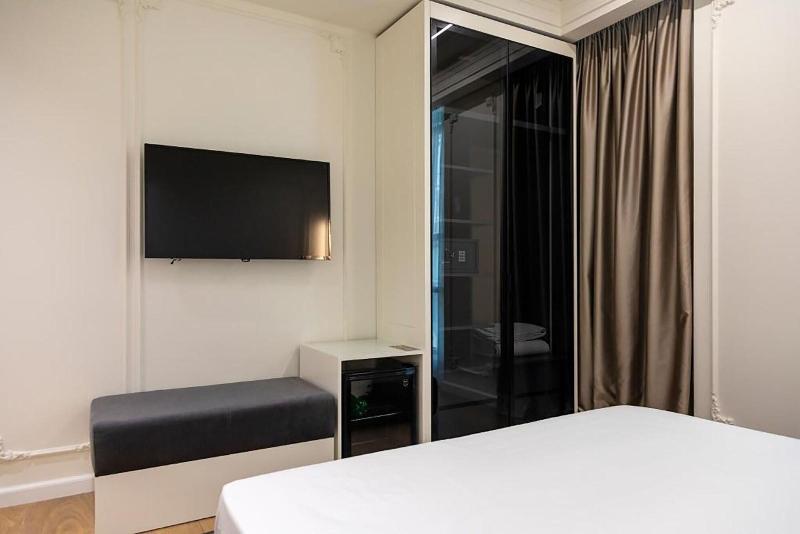 Hotel Adore image