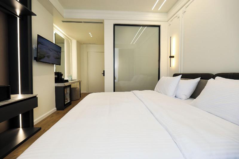 Hotel Adore image