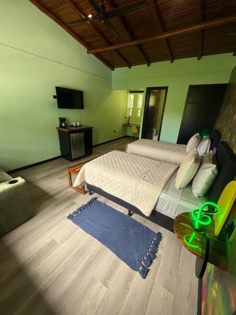 Parti Gras Hotel Villas En Potrero image