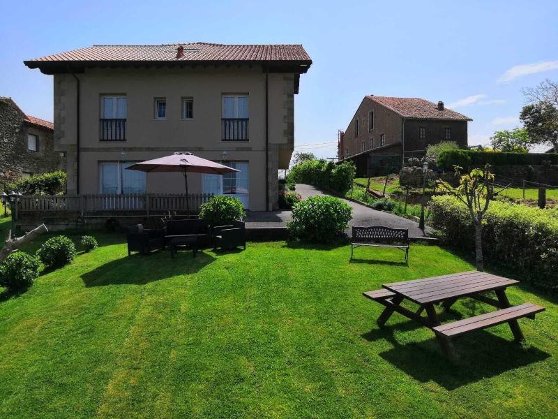 Apartamentos Corona image