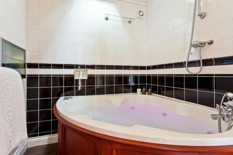 Broadoaks Country House image