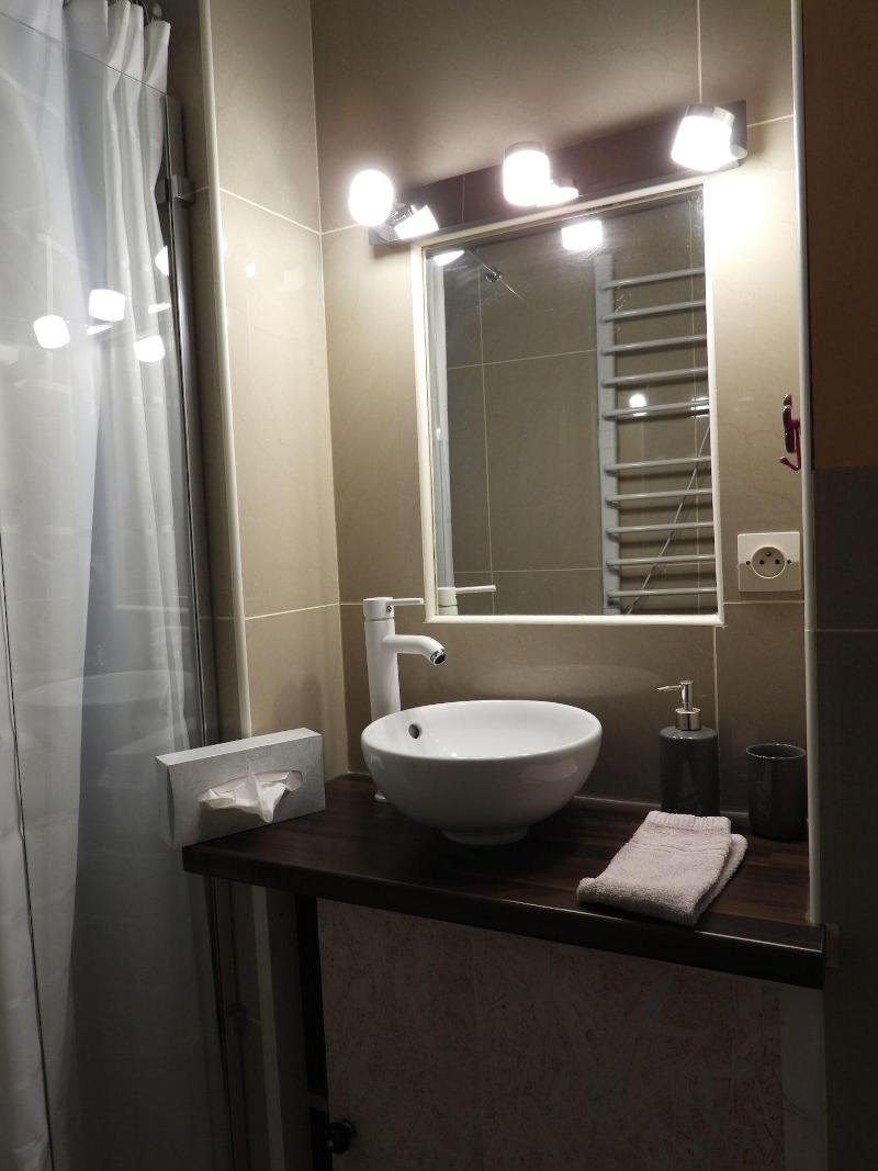 B B Le Miroir Aux Fa Es image