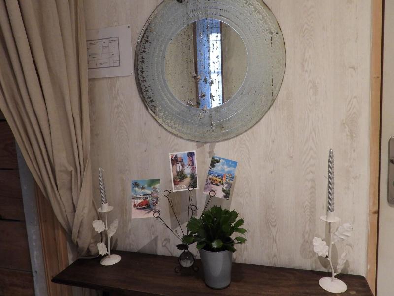 B B Le Miroir Aux Fa Es image