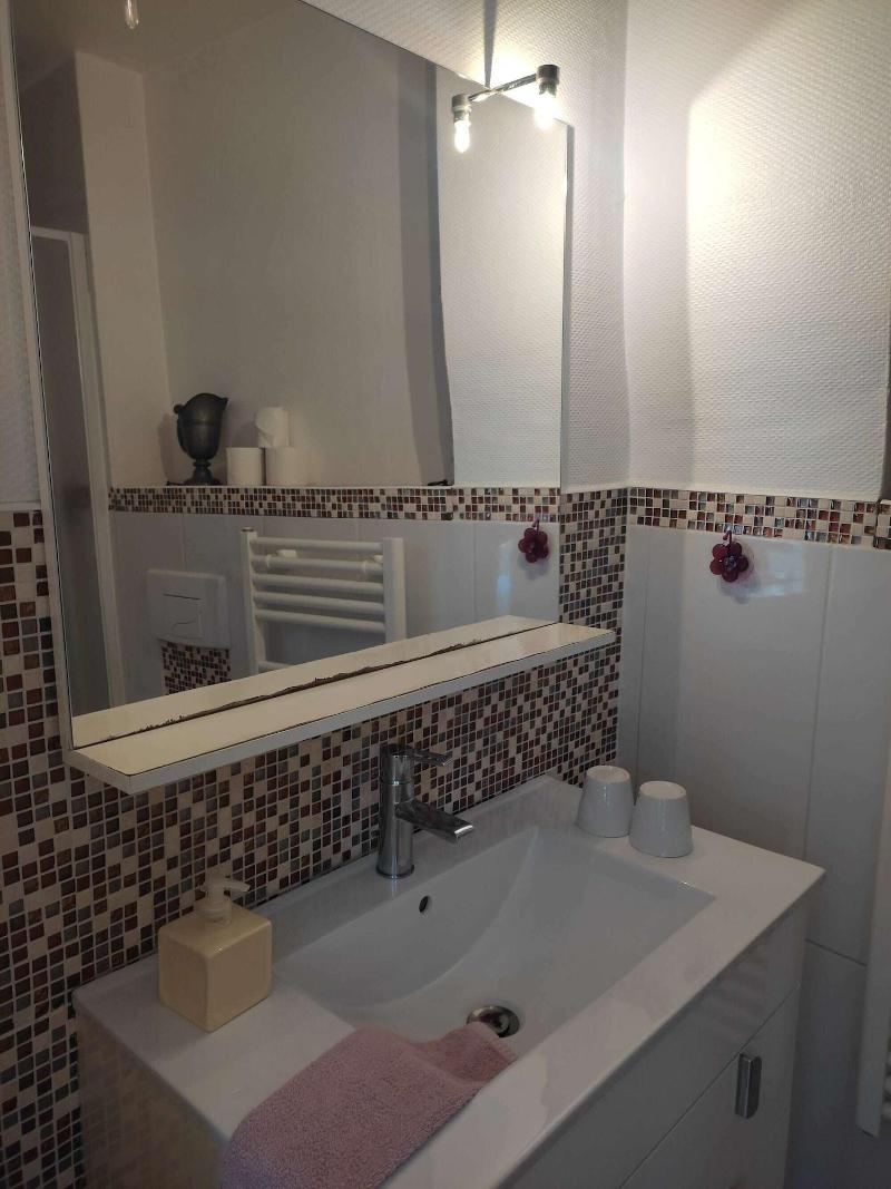 B B Le Miroir Aux Fa Es image