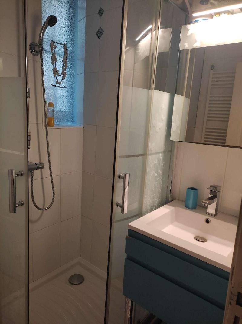 B B Le Miroir Aux Fa Es image