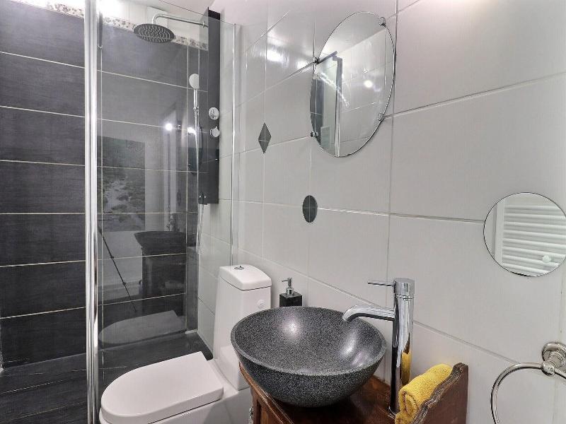 B B Le Miroir Aux Fa Es image