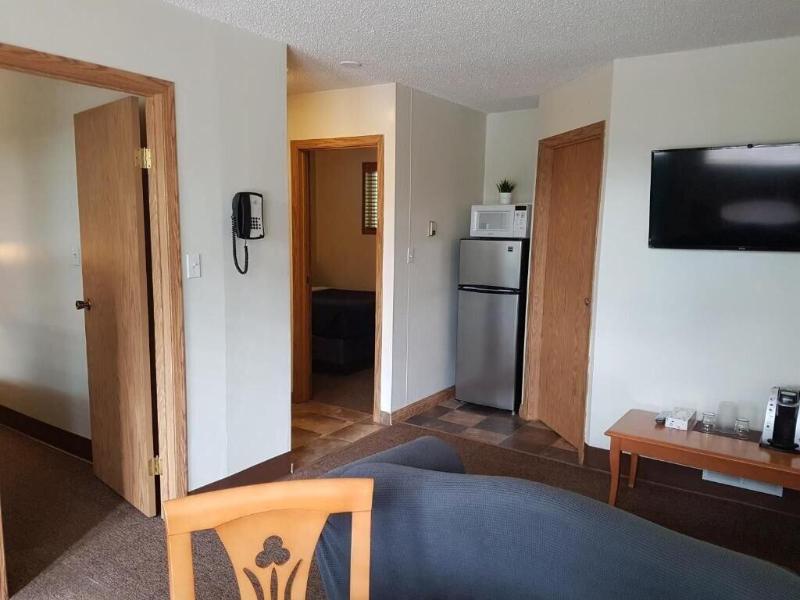Pines Motel image