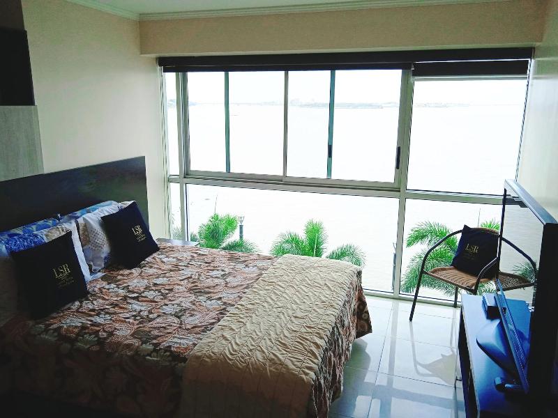 Luxury Suites Riverfront Gye image