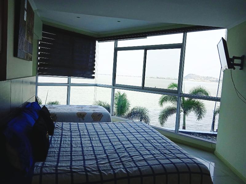Luxury Suites Riverfront Gye image