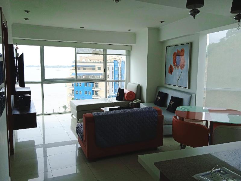 Luxury Suites Riverfront Gye image