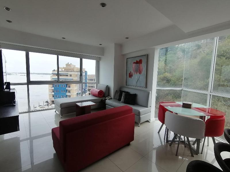 Luxury Suites Riverfront Gye image