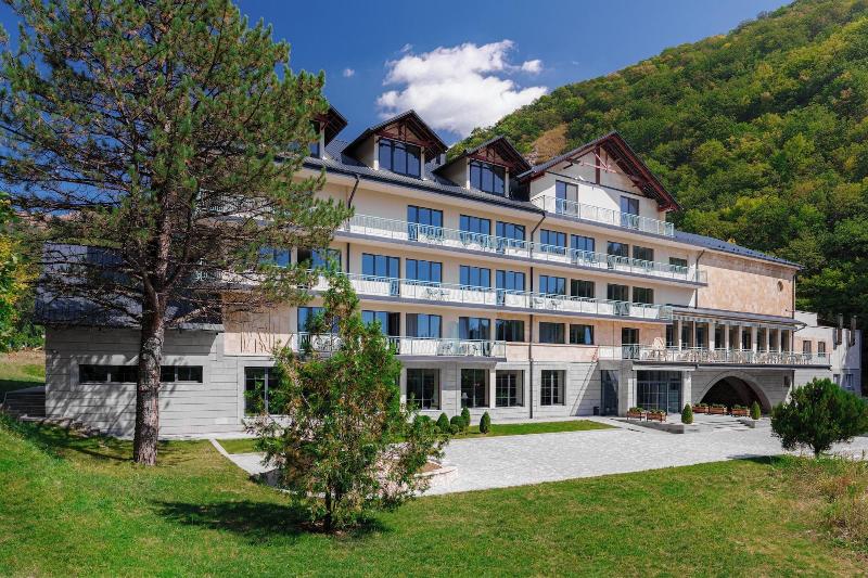 Apricot Aghveran Resort image