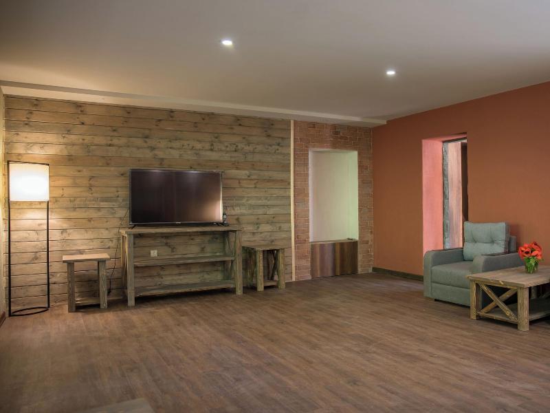 Apricot Aghveran Resort image
