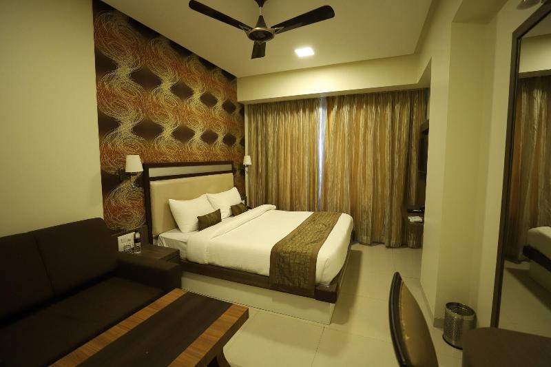 Hotel Seven Sky image