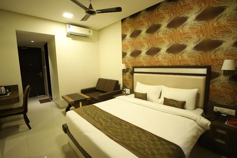 Hotel Seven Sky image
