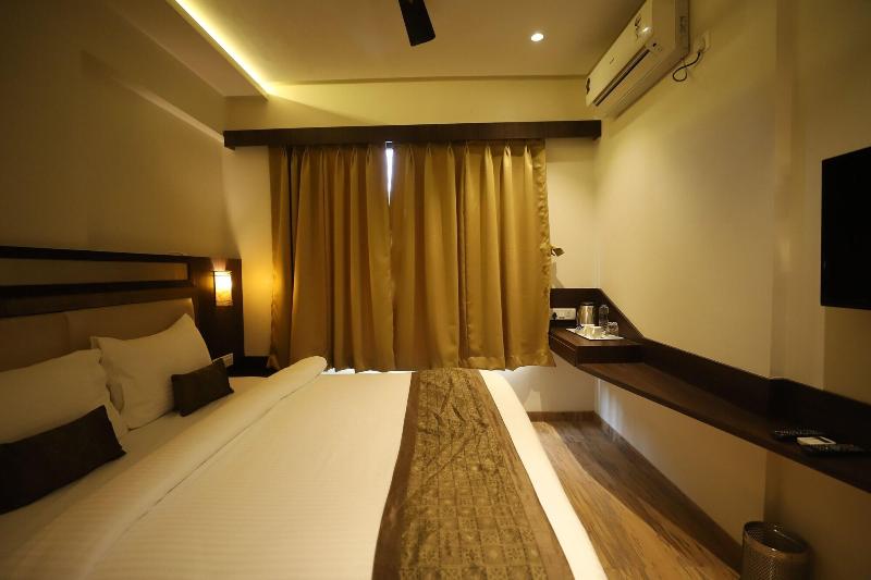 Hotel Seven Sky image