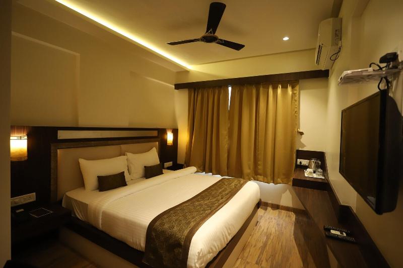 Hotel Seven Sky image