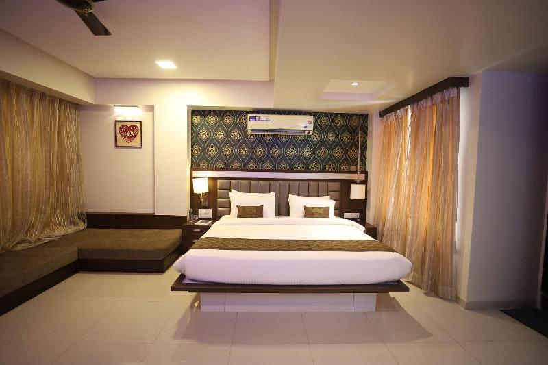 Hotel Seven Sky image