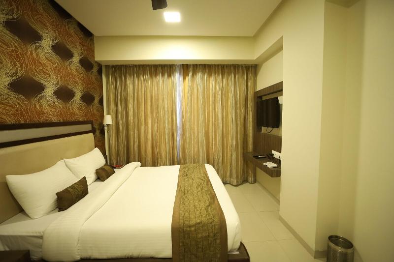 Hotel Seven Sky image